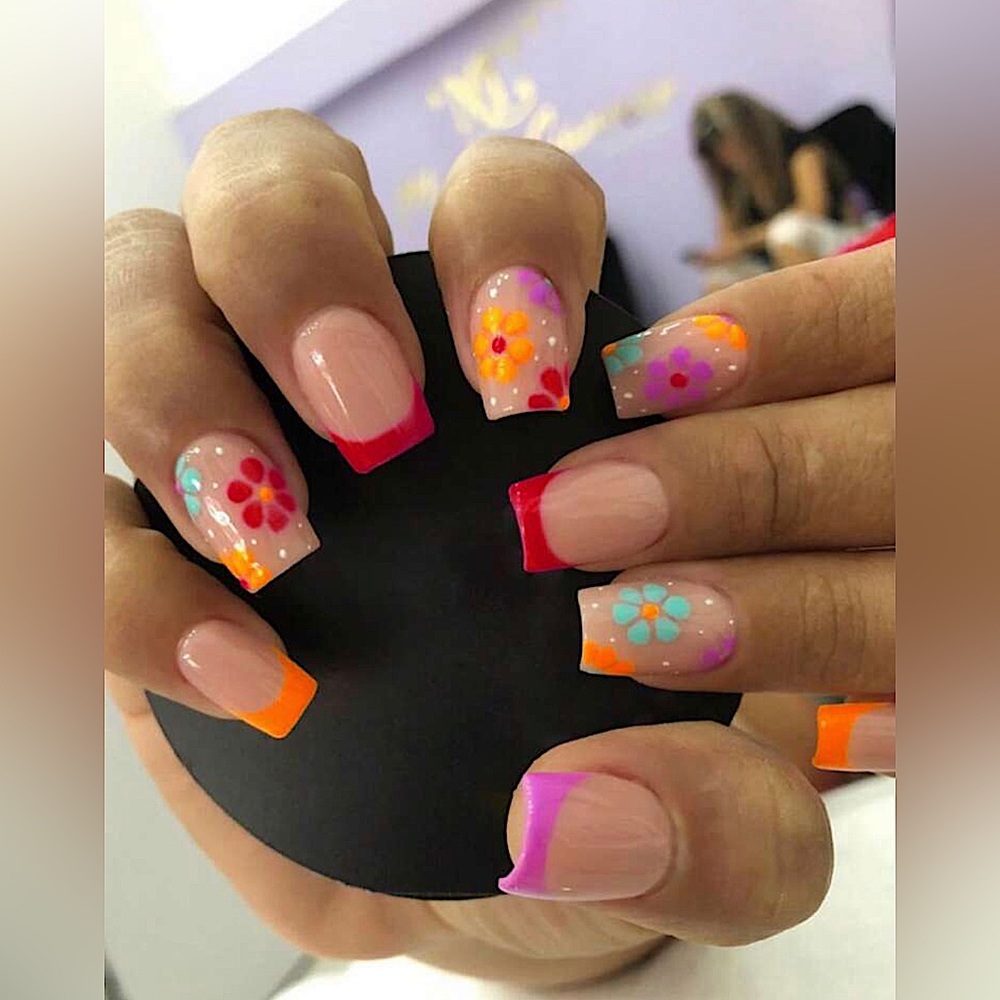 BEAUTIFUL Short Square Floral Pattern Full Cover Fake Nail Set - Picture 2 of 5